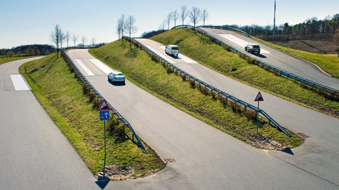 A zalaegerszegi tesztpályán egy akár 250 kilométeres folyamatos sebességre alkalmas ovális pálya készül, de országúti és autópálya-szakasz is épül, összesen mintegy öt kilométeren.