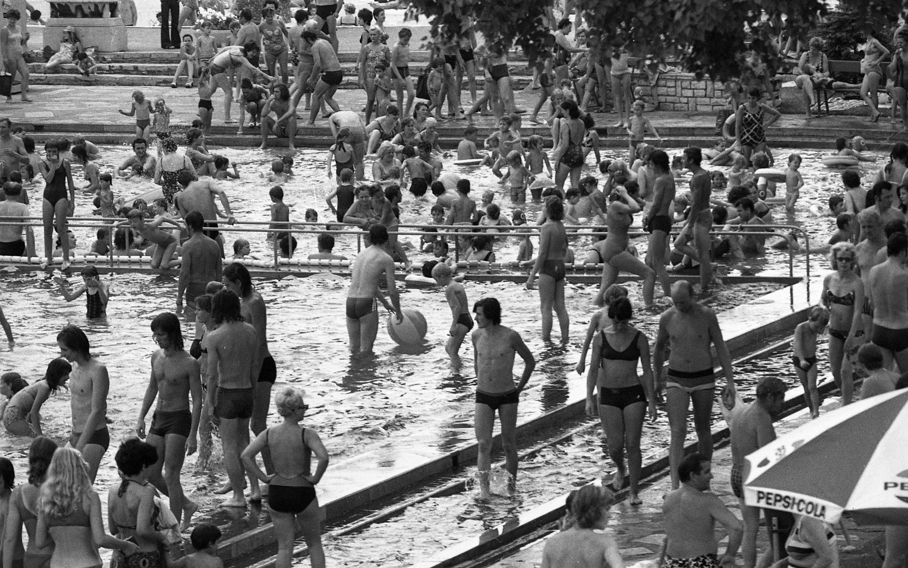 Strandolók a Palatinuson 1974-ben - Alig van valakin súlyfelesleg