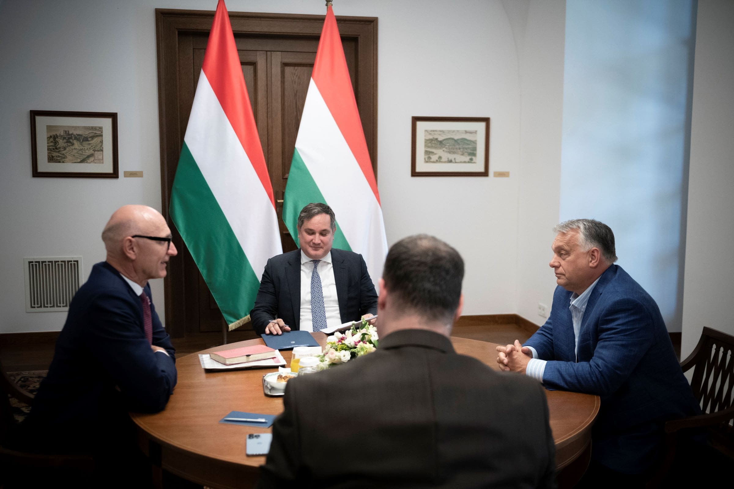 A Miniszterelnöki Sajtóiroda által közreadott képen Orbán Viktor miniszterelnök (j) és Timotheus Höttges, a Deutsche Telekom vezérigazgatója (b) a Karmelita Kolostorban 2023. június 2-án. Mellettük Nagy Márton gazdaságfejlesztési miniszter (b2).