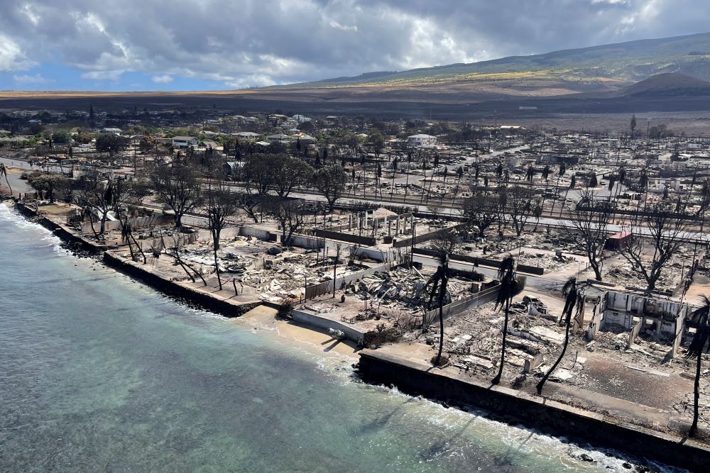 A Hawaii-szigetekhez tartozó Maui szigetén kedden csaptak fel a lángok, amelyek a száraz bozótban és erős szélben rendkívül gyorsan elérték a lakott területet. A történelmi Lahaina város, az egykori Hawaii Királyság fővárosa szinte teljesen elpusztult.