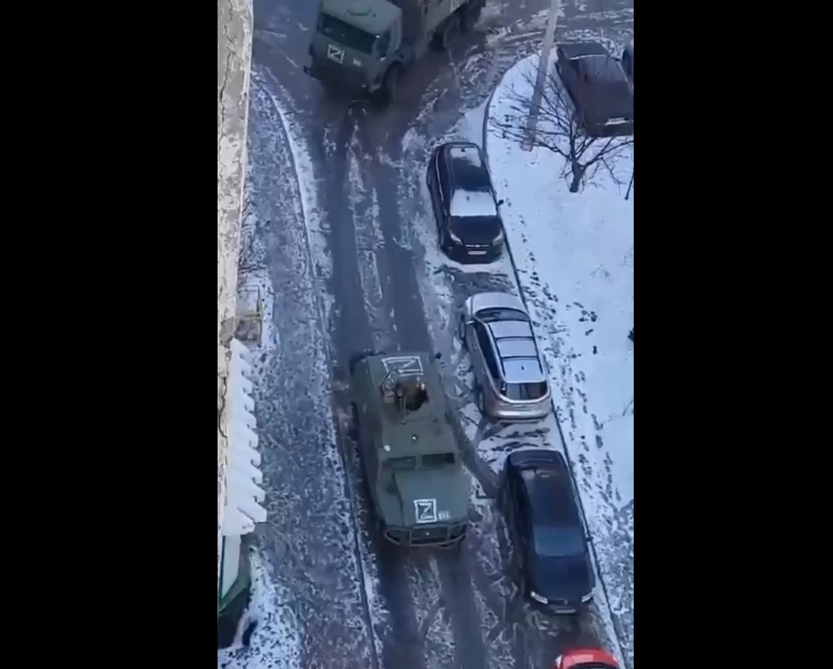 Orosz harcjárművek Harkov belvárosában, rajtuk a titokzatos fehér Z betű;