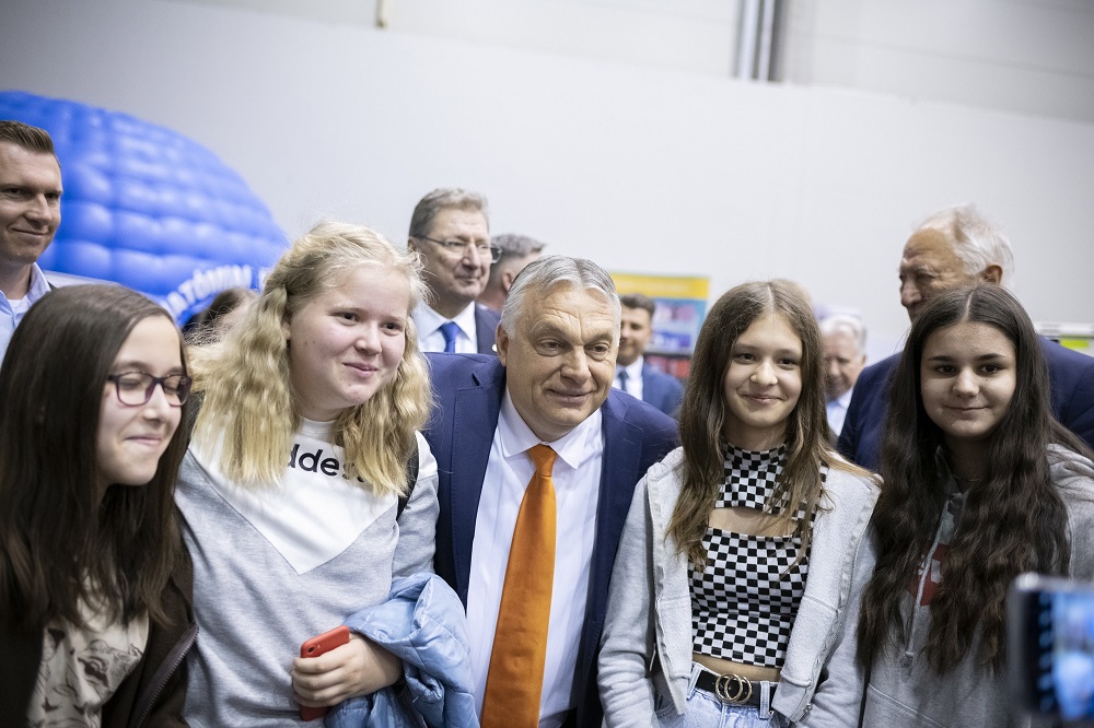 Magyarországon, egyre nagyobb a kereslet a képzett szakmunkásokra, a vállalkozói pálya is egyre népszerűbb és egyre jövedelmezőbb - mondta a kormányfő