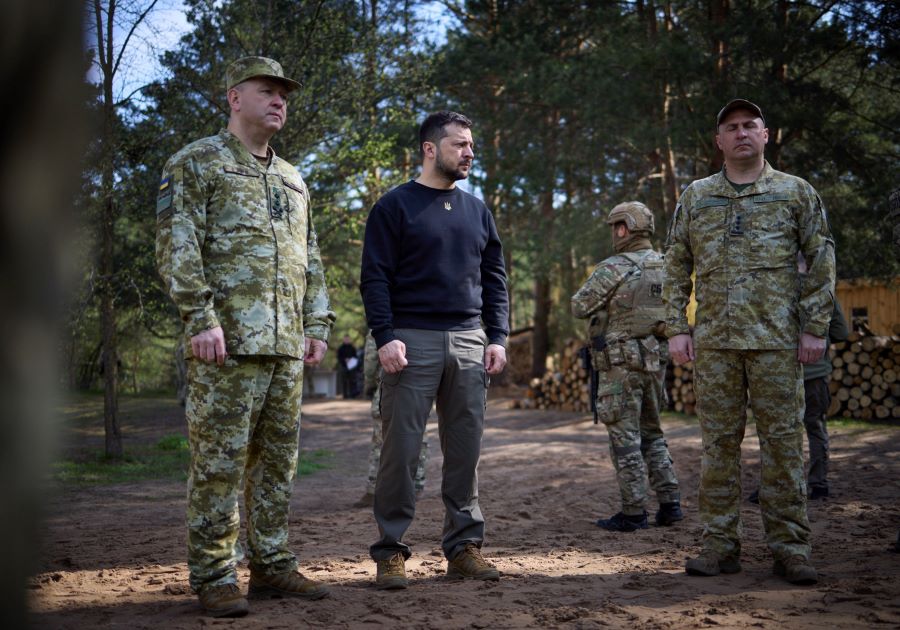 Volodimir Zelenszkij ukrán elnök ukrán katonák társaságában az északnyugat-ukrajnai Volhíniai területen 2023. április 19-én, az Ukrajna elleni orosz háború alatt. 