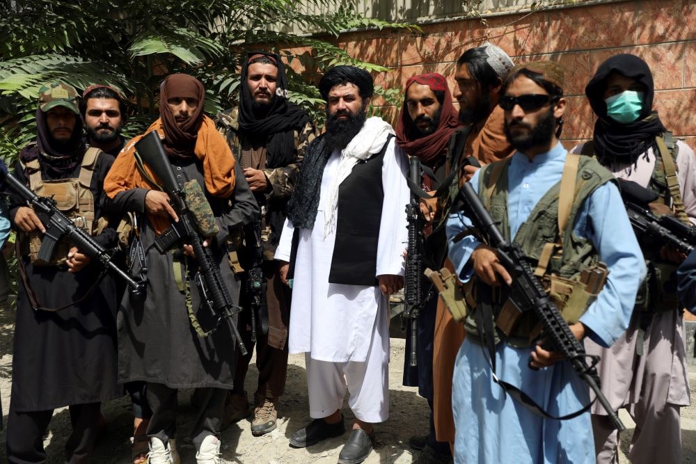 Tálib fegyveresek Kabulban 2021. augusztus 18-án. Három nappal korábban a szélsőséges iszlamista tálibok uralma alá került Afganisztán, miután a lázadók harc nélkül behatoltak az afgán fővárosba és elfoglalták az afgán kormányerők által elhagyott kormányzati intézményeket.