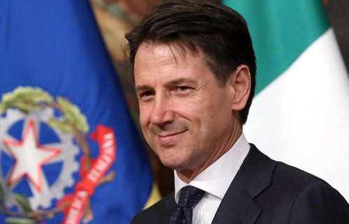 Giuseppe Conte exkormányfő, az Öt Csillag Mozgalom vezetője buktatta meg a kormányt, őt pedig korábban Matteo Renzi minipártja fúrta meg