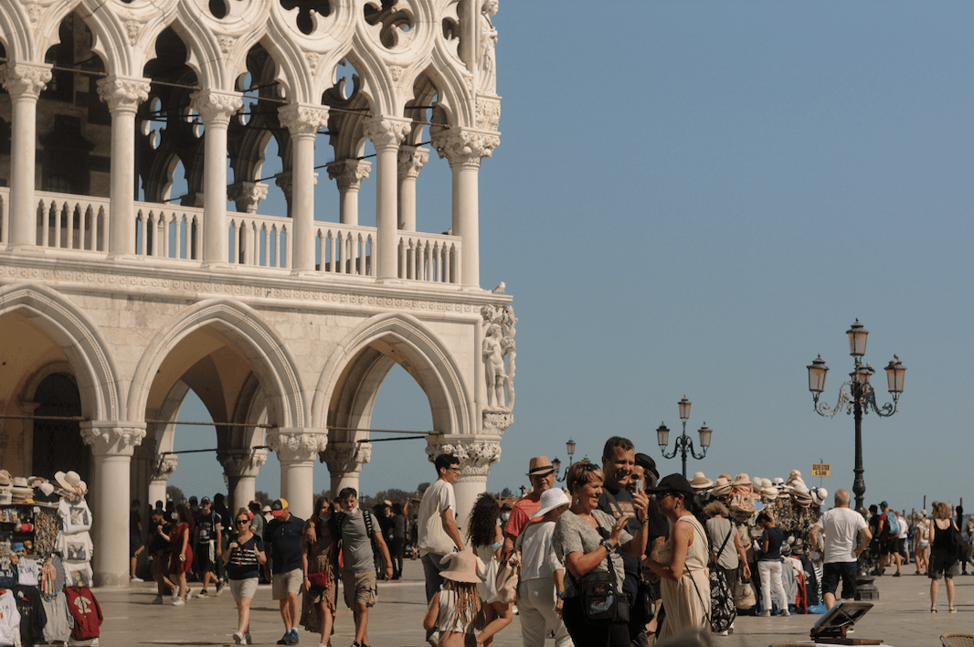 A város vezetése már három évvel ezelőtt tett arra javaslatot, hogy a nem Velencében éjszakázó, érvényes hotelfoglalással nem rendelkezők részére úgynevezett napidíjat vezessenek be, vagy maximálják a turisták létszámát.