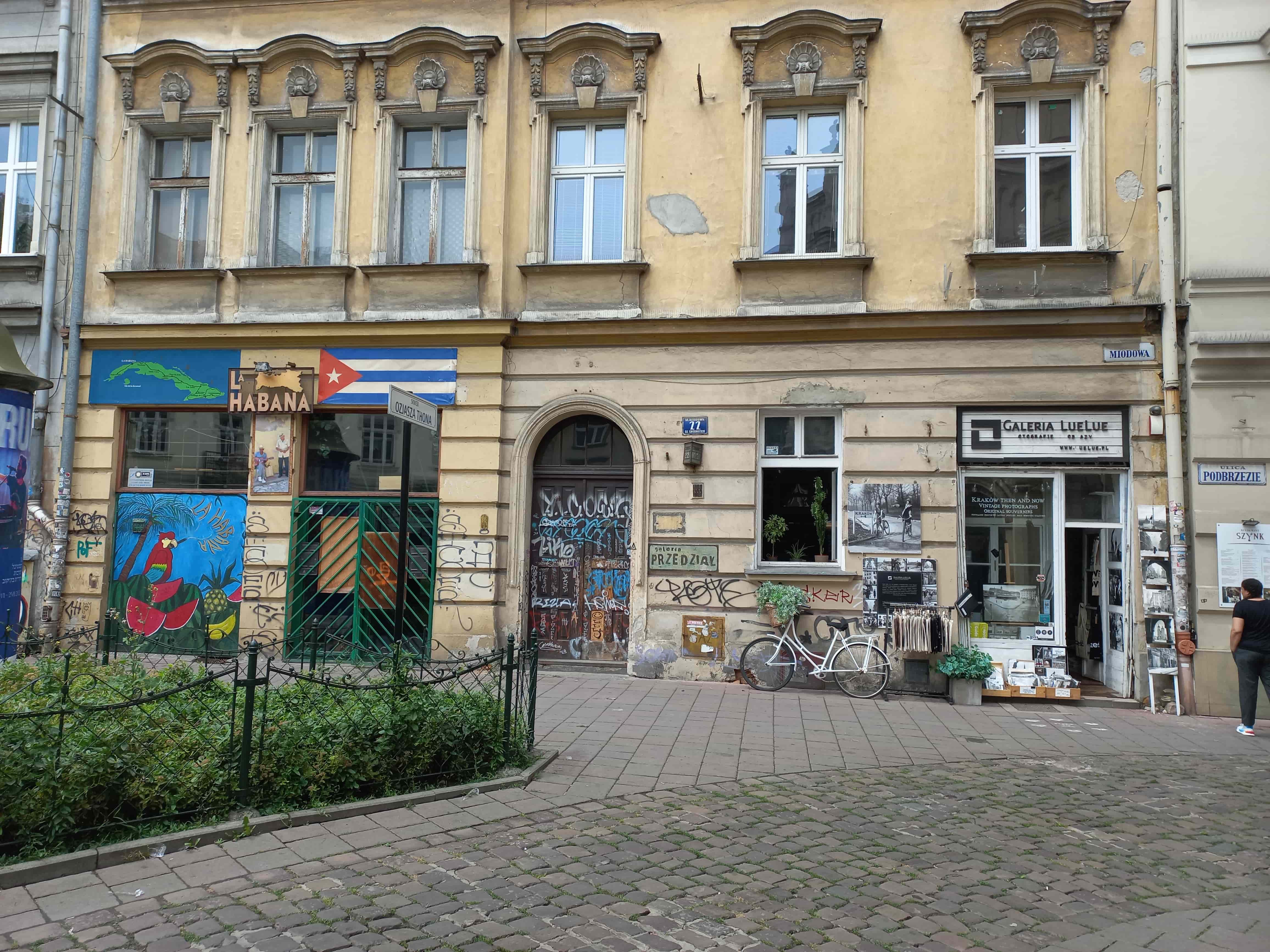 Több ingatlant renováltak, rengeteg étterem, bár és kávézó, söröző, valamint könyvesbolt és galéria működik a krakkói zsidónegyedben.