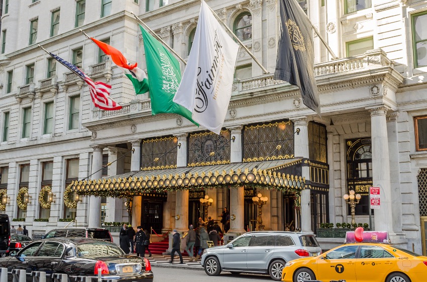 The Plaza Hotel. A Central Parkkal szemben elhelyezkedő, jellegzetes 19. századi épületben működő luxushotel 2,25 km-re található az Empire State Buildingtől.