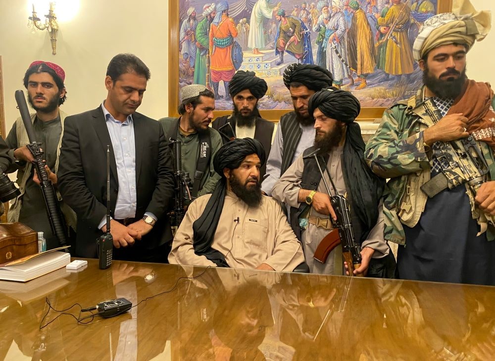 szlamista szélsőséges tálibok a kabuli elnöki palotában 2021. augusztus 15-én, miután elfoglalták az épületet. Korábban Asraf Gáni afgán elnök elhagyta az országot. 