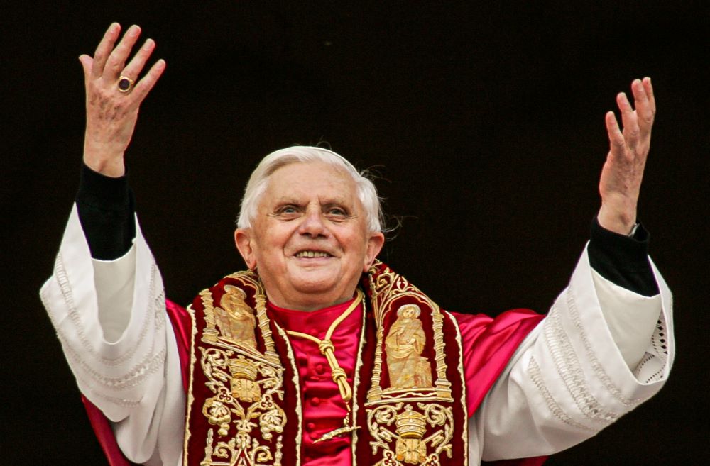 XVI. Benedek pápa 2005-ben Rómában a Szent Péter téren