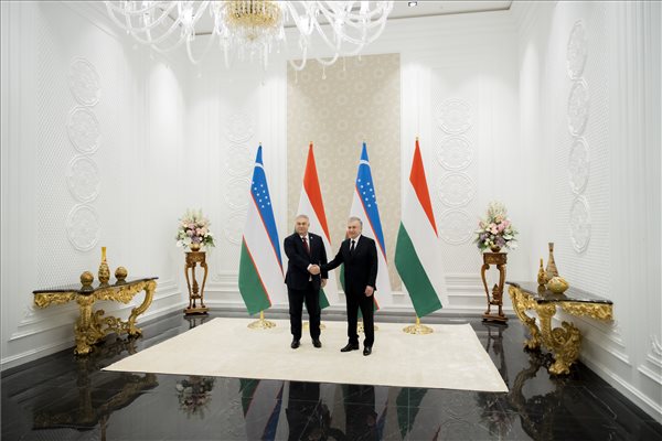 Szamarkand, 2022. november 10. Savkat Mirzijojev üzbég elnök (j) fogadja Orbán Viktor miniszterelnököt Szamarkandban