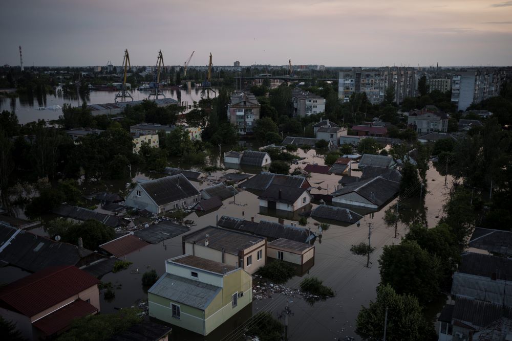 A Dnyeper folyón lévő Nova Kahovka-i víztározó részleges megsemmisítése előidézte árvíz Herszonban 2023. június 7-én. A gátszakadás okozásával a hadban álló ukránok és oroszok egymást vádolják. 