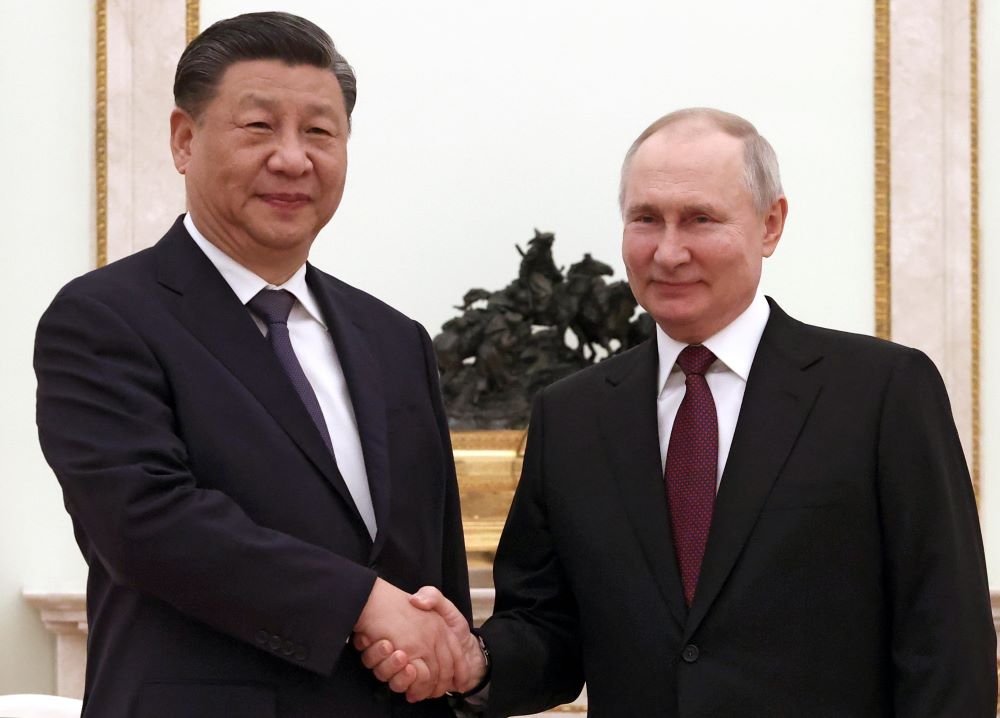 Az orosz elnöki sajtószolgálat által közreadott képen Vlagyimir Putyin orosz elnök (j) a háromnapos állami látogatáson Oroszországban tartózkodó Hszi Csin-ping kínai elnököt fogadja a moszkvai Kremlben 2023. március 20-án.