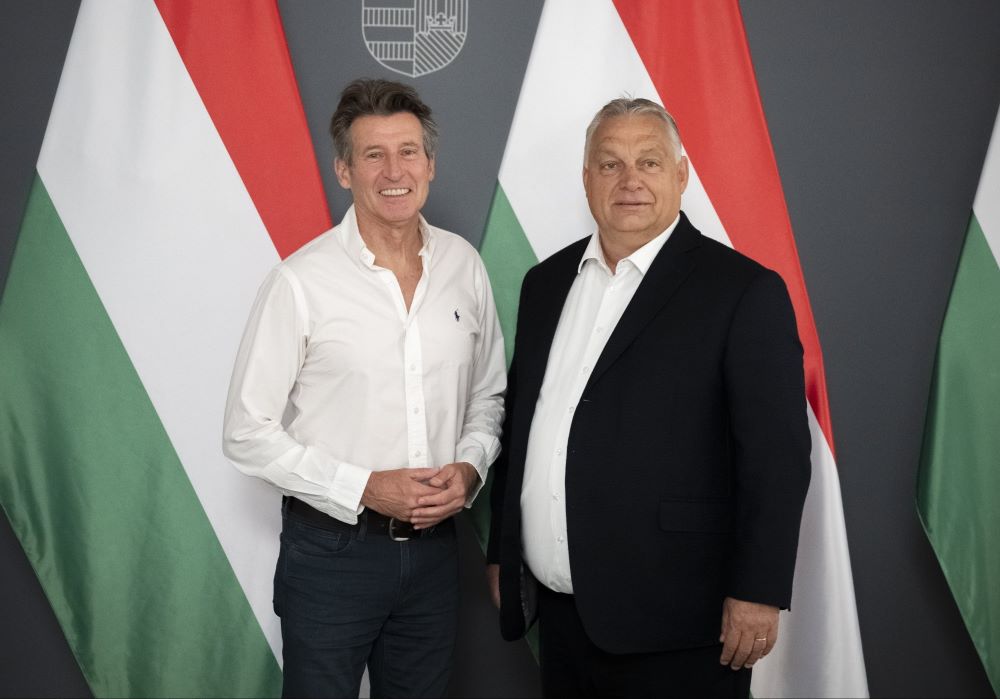 Orbán Viktor miniszterelnök (j) fogadja Sebastian Coe-t, a Nemzetközi Atlétikai Szövetség (WA) újabb négy évre megválasztott elnökét (b) a Karmelita kolostorban 2023. augusztus 19-én.