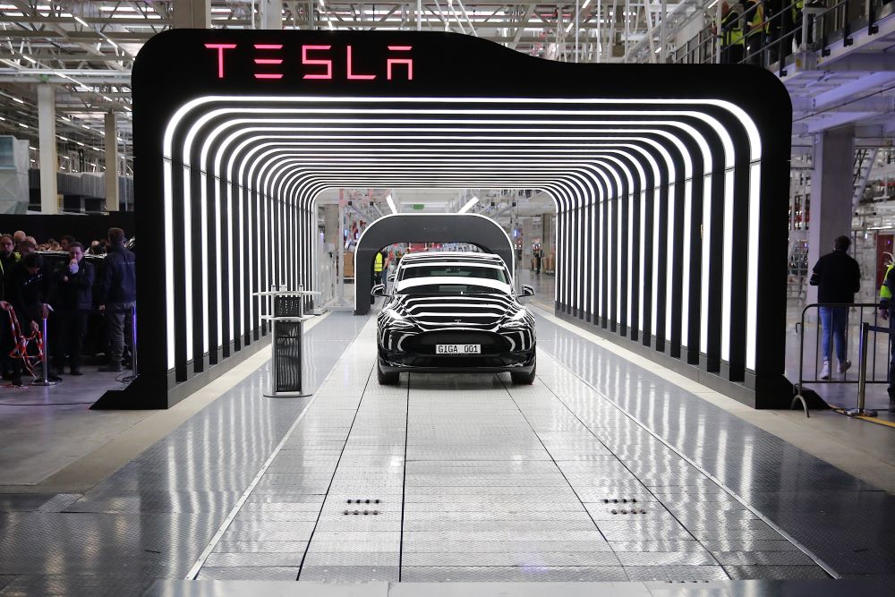 Bemutatják a GIGA 001-es rendszámú Tesla-autót a Tesla Motors amerikai elektromosjármű-gyártó Gigafactory nevű gyárának megnyitóján a Berlin szomszédságában fekvő Grünheidében 2022. március 22-én.