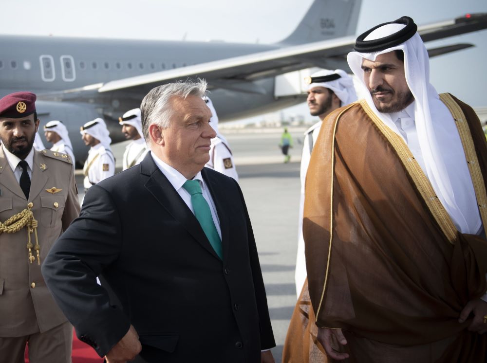 Orbán Viktor miniszterelnököt (k) fogadja Mohamed bin Hamad bin Kászim asz-Száni sejk, katari kereskedelmi és ipari miniszter (j) a dohai repülőtéren 2023. május 21-én. 