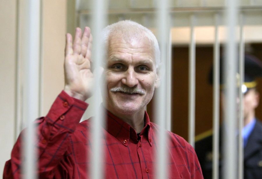 2011. november 24-i kép Alesz Bjaljacki bebörtönzött fehérorosz aktivistáról egy minszki bíróságon. 