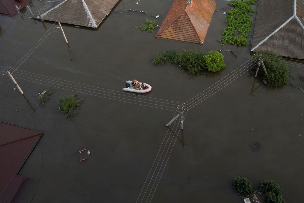 Herszon, 2023. június 7. A Dnyeper folyón lévő Nova Kahovka-i víztározó részleges megsemmisítése előidézte árvíz Herszonban.