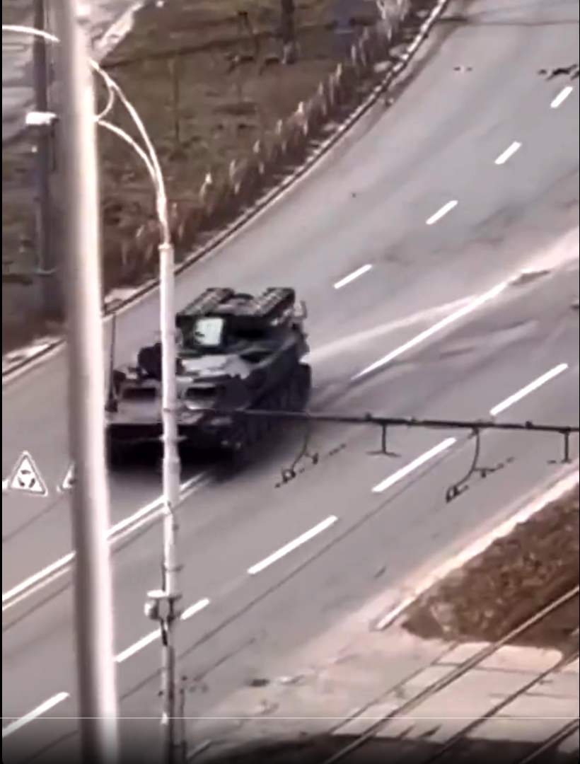 Képernyőkép az említett videóból, ez a jármű hajtott neki a személyautónak