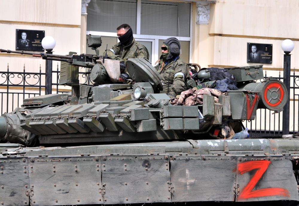 A Wagner-csoport nevű orosz zsoldoshadsereg katonái, miután körbezárták az ukrajnai orosz katonai műveleteket irányító központot Rosztov-na-Donuban 2023. június 24-én. Hajnalra nyílt katonai konfrontációvá fajult a Jevgenyij Prigozsin vezette Wagner-csoport és az orosz védelmi minisztérium viszálya. A magánhadsereg egységei legalább két helyszínen átléptek a megszállt ukrajnai térségekből Oroszország területére, és biztonsági szempontból kulcsfontosságú létesítményeket foglaltak el.