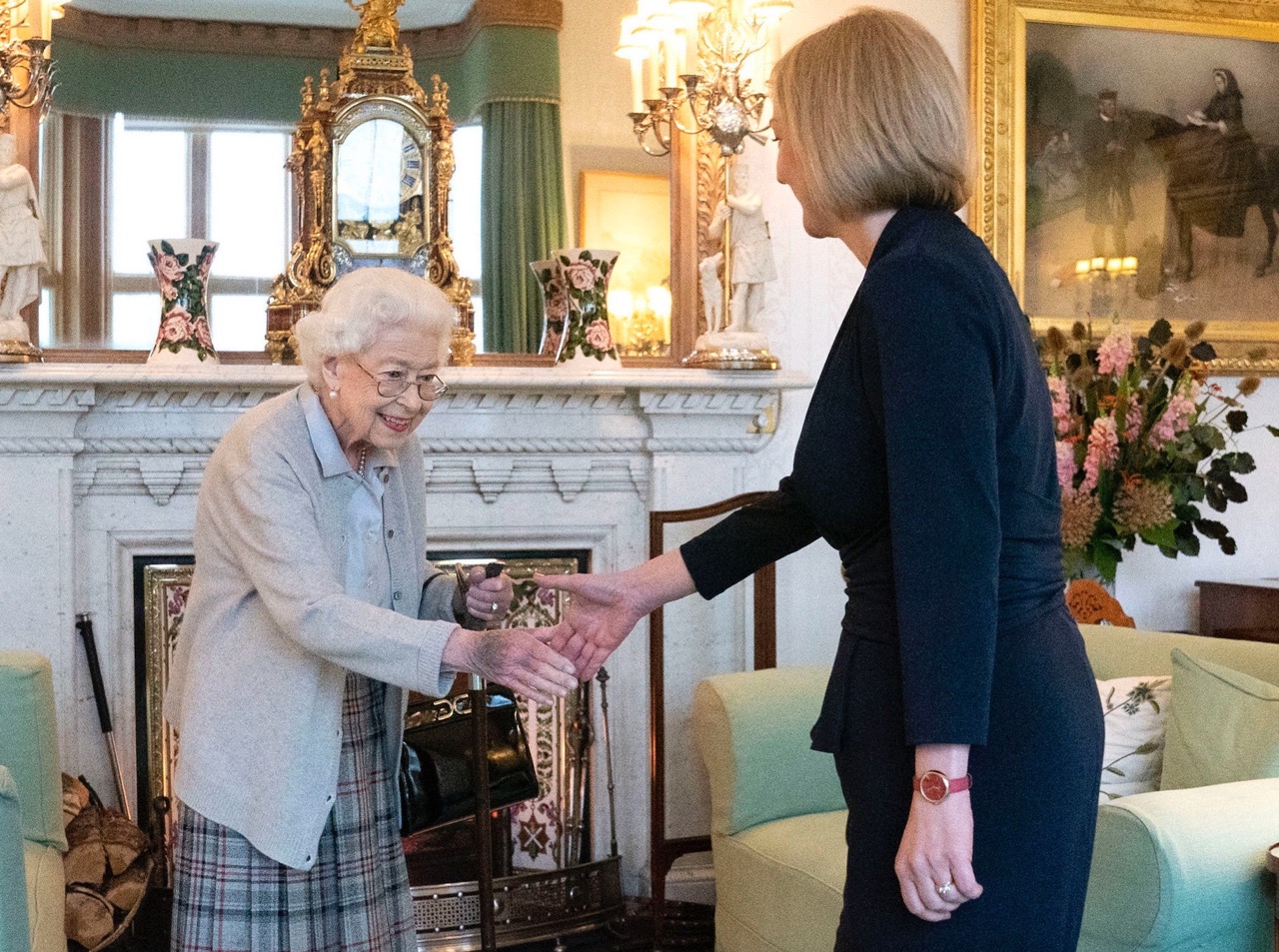I. Erzsébet brit királynő (b) audiencián fogadja Liz Truss volt külügyminisztert, a Konzervatív Párt új vezetőjét a skóciai uralkodói rezidencián, a balmorali kastélyban 2022. szeptember 6-án. A 96 éves uralkodó Boris Johnson miniszterelnök távozása után hivatalosan megbízta Trusst a kormányalakítással. A 47 éves Truss az Egyesült Királyság 56. miniszterelnöke, egyben a harmadik női kormányfő Margaret Thatcher és Theresa May után.