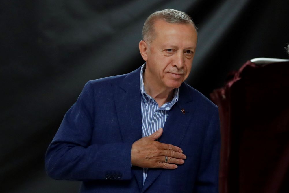 Erdogan török elnök, a kormányoldali pártszövetségnek, a Nép Szövetségének elnökjelöltje szavazni készül a török elnökválasztás második fordulójában Isztambulban 2023. május 28-án. 