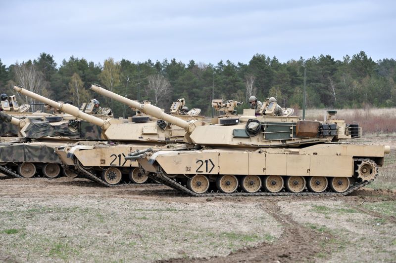 Harcjárművek a lengyelországi Drawsko Pomorskie-i gyakorlótéren, ahol a lengyel egységek megkezdik a felkészülést a legmodernebb változatú amerikai Abrams páncélosok alkalmazásának elsajátítására 2022 áprilisában. 