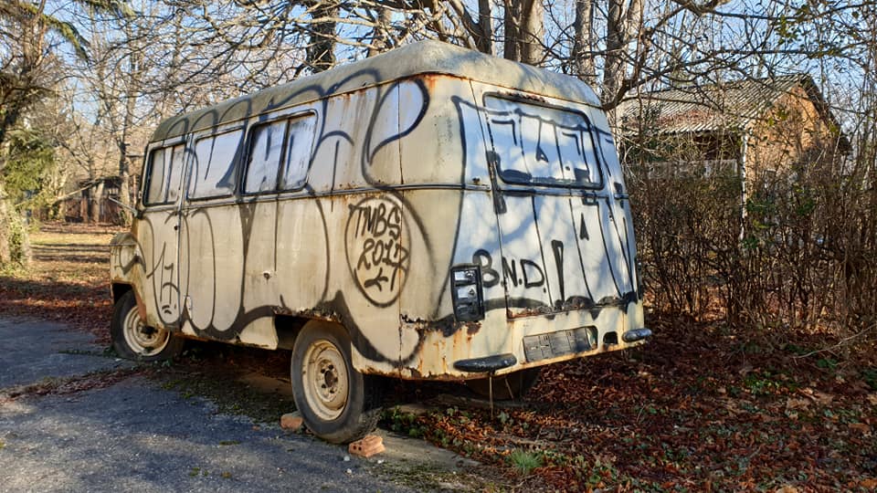 Az egykori mentőautó sem kellett senkinek, egyedül a vandálok dekorálták