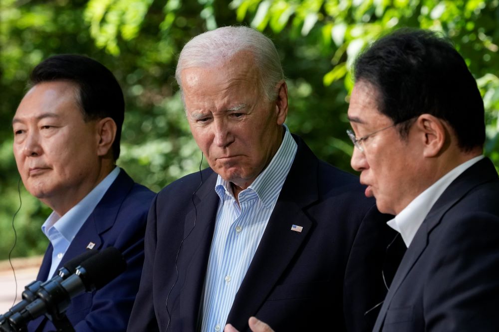 Jun Szok Jol dél-koreai elnök, Joe Biden amerikai elnök és Kisida Fumio japán miniszterelnök (b-j) közös sajtóértekezletet tart a Maryland állambeli Camp Davidben lévő amerikai elnöki rezidencián 2023. augusztus 18-án. A három ország vezetői először tartanak önállóan háromoldalú csúcstalálkozót, korábban csak nemzetközi tanácskozások alkalmával tárgyaltak egymással.