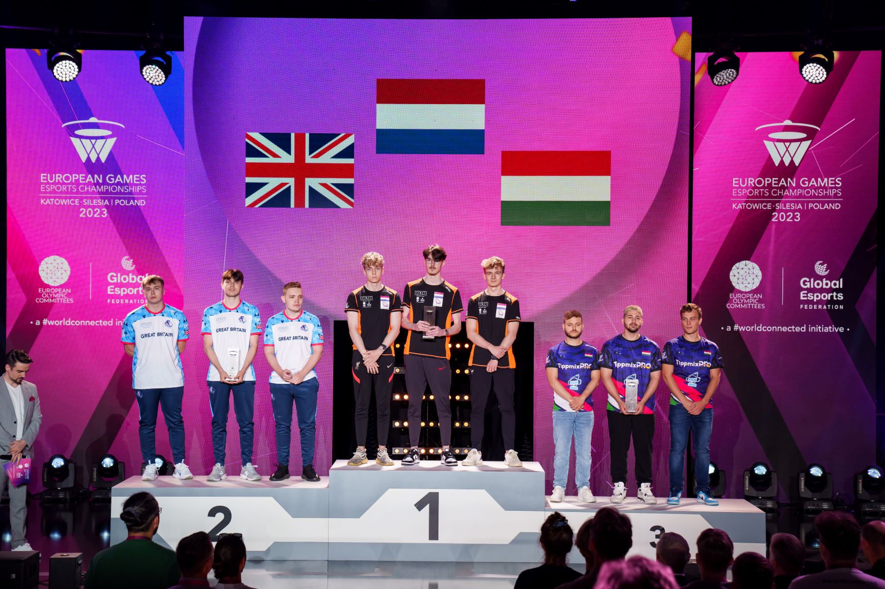 A díjazottak: a kép jobb oldalán a magyar csapat