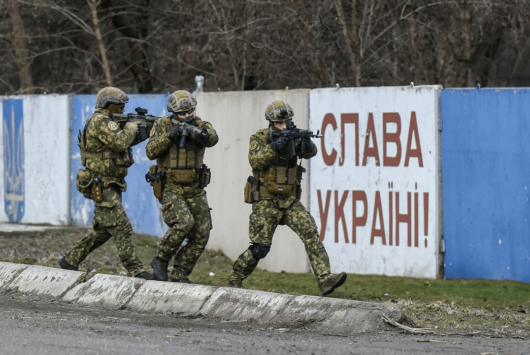 Ukrán rendőrök és nemzeti gárdisták gyakorlatoznak az Oroszország által 2014-ben annektált Krím-félszigethez közeli dél-ukrajnai Herszon megyében lévő Kalancsak falu közelében 2022. február 12-én.
