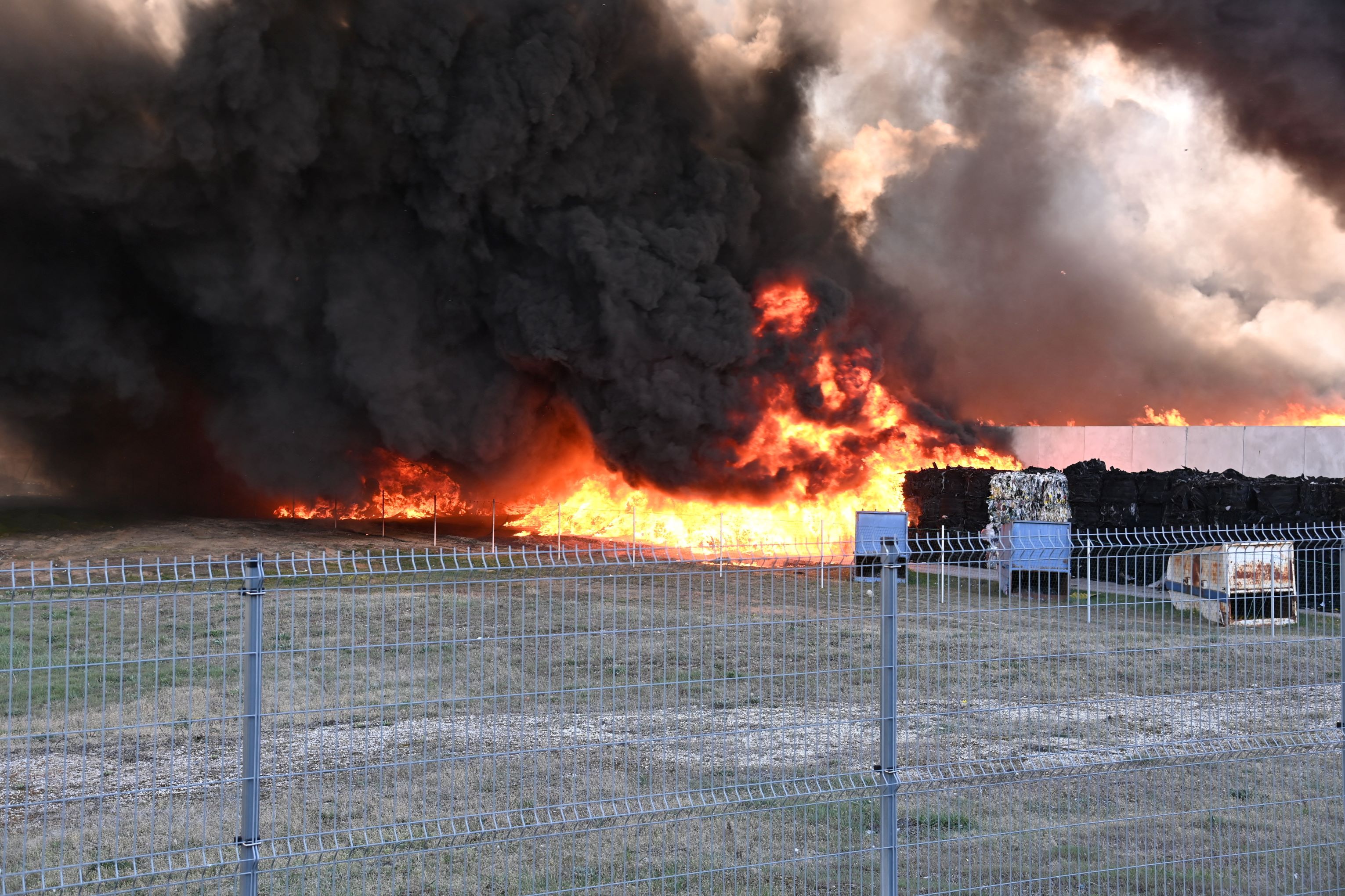 Lángokban áll egy hulladékfeldolgozó telep Gyálon 2023. március 28-án.