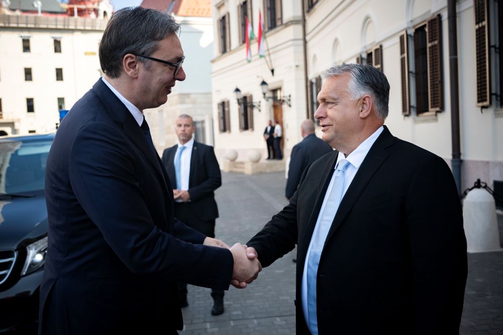 Orbán Viktor miniszterelnök (j) fogadja Aleksandar Vucic szerb köztársasági elnököt (b) a Karmelita kolostorban 2023. augusztus 20-án.