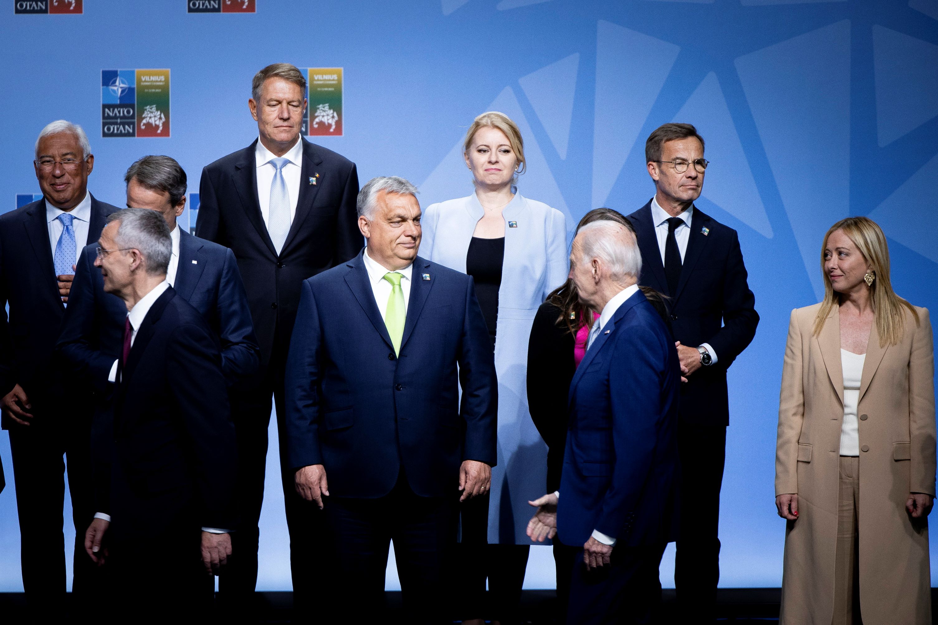  A Miniszterelnöki Sajtóiroda által közreadott képen Orbán Viktor miniszterelnök és Joe Biden amerikai elnök a NATO csúcstalálkozóján Vilniusban 2023. július 11-én.