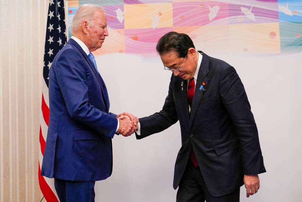 Kisida Fumio japán miniszterelnök (j) Joe Biden amerikai elnököt fogadja kétoldalú megbeszélésre Hirosimában 2023. május 18-án. A japán városban másnap kezdődik a világ iparilag legfejlettebb hét államát tömörítő csoport, a G7 háromnapos csúcstalálkozója.