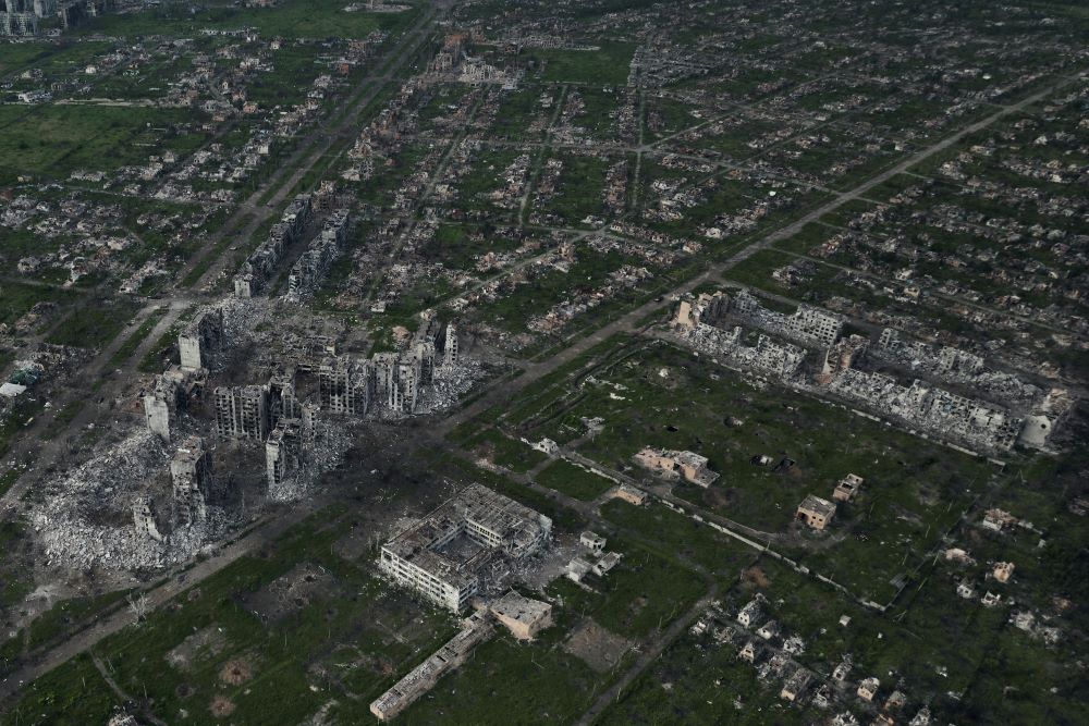 Légi felvétel a Donyecki területen fekvő kelet-ukrajnai Bahmut rommá vált lakóépületeiről az orosz erőkkel folytatott harcok idején, 2023. június 22-én.