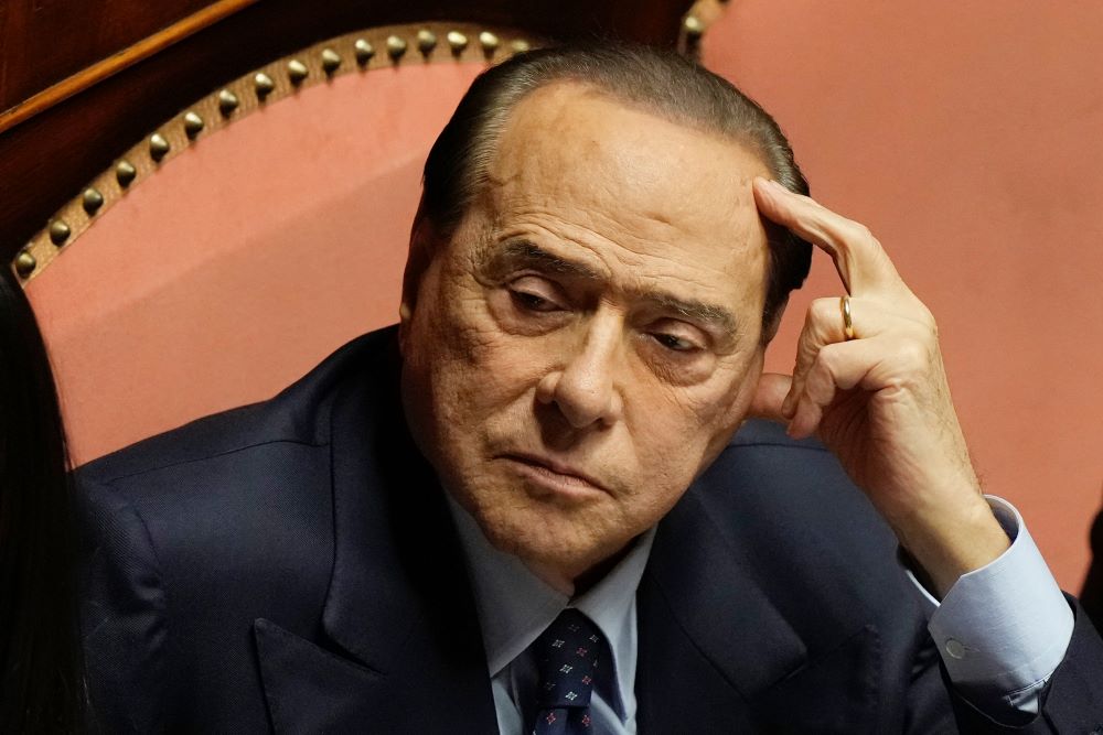 2022. október 26-án a római szenátusban készített kép Silvio Berlusconi volt olasz miniszterelnökről, a Hajrá, Olaszország párt alapító elnökéről, akit 2023. április 5-én kórházba szállítottak, sajtóértesülések szerint légzési nehézségekkel.