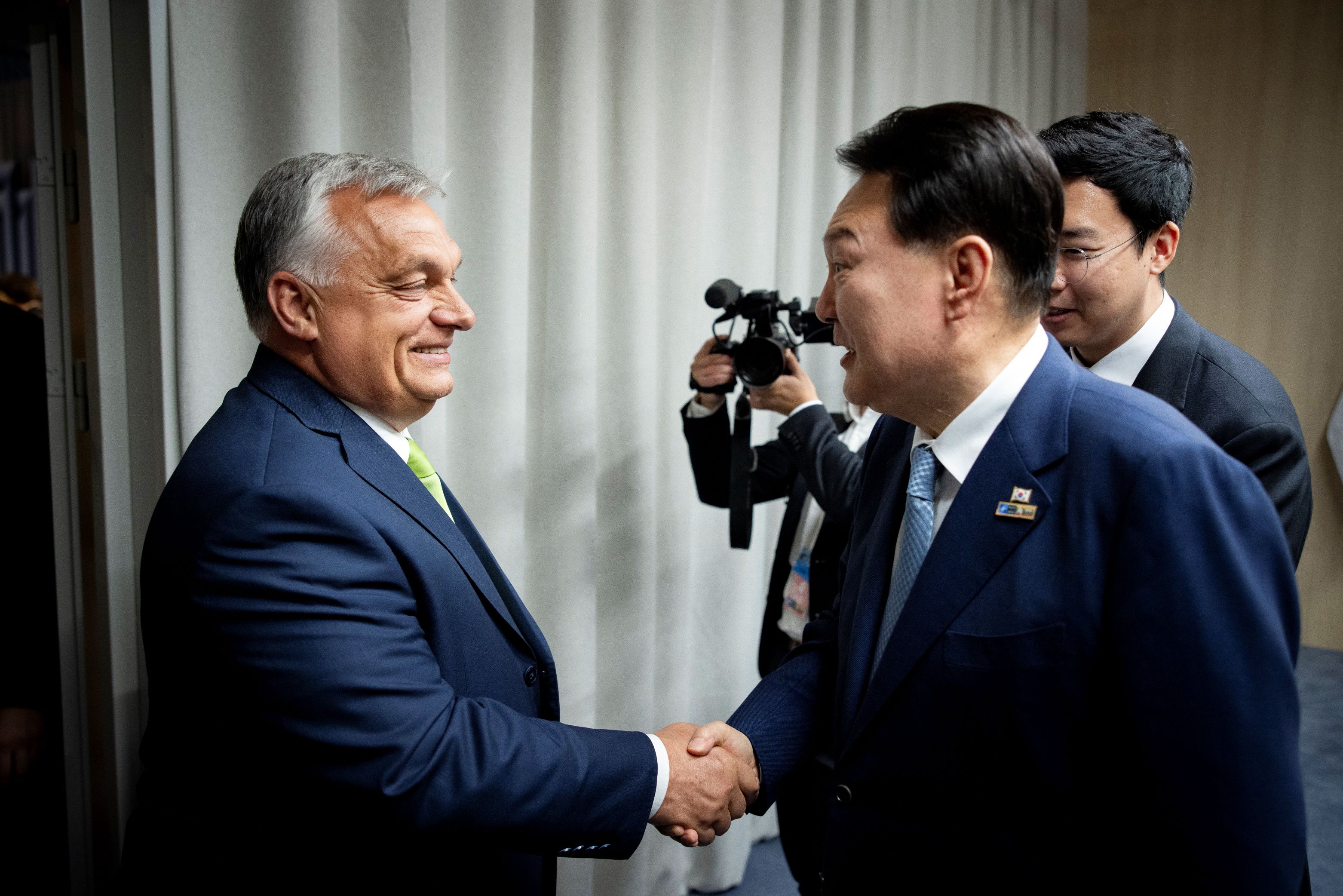 A Miniszterelnöki Sajtóiroda által közreadott képen Orbán Viktor miniszterelnök és Jun Szogjol dél-koreai államfő kezet fog megbeszélésük előtt Vilniusban, a NATO-csúcstalálkozó helyszínén 2023. július 11-én. A megbeszélésén Magyarország és Dél-Korea együttműködésének fejlesztési lehetőségeiről volt szó. 