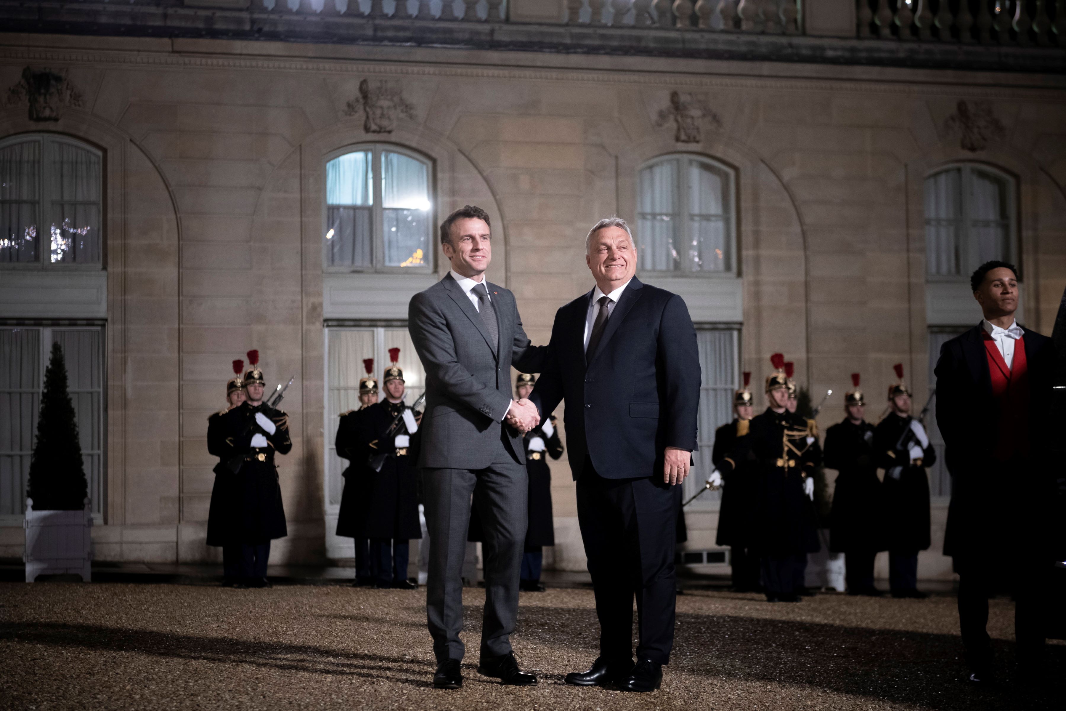 A Miniszterelnöki Sajtóiroda által közreadott képen Emmanuel Macron francia köztársasági elnök fogadja Orbán Viktor miniszterelnököt az Elysée-palota udvarán 2023. március 13-án.