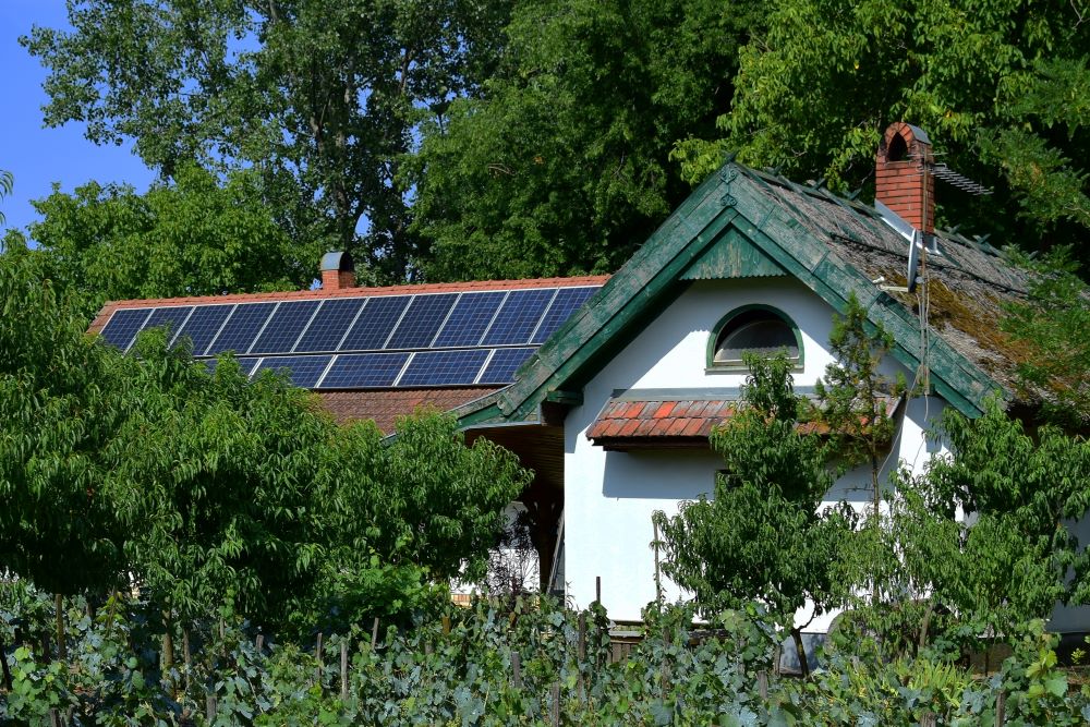 önerőből mindenképpen érdemes belevágni egy napelemes rendszer kiépítésébe, még csak az állami támogatásokra sem érdemes várni