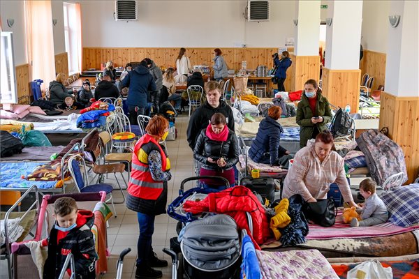 Ukrajnából érkező menekültek Magyarországon Szabolcs-Szatmár-Bereg vármegyében a háború elején kialakított ideiglenes szálláshelyen