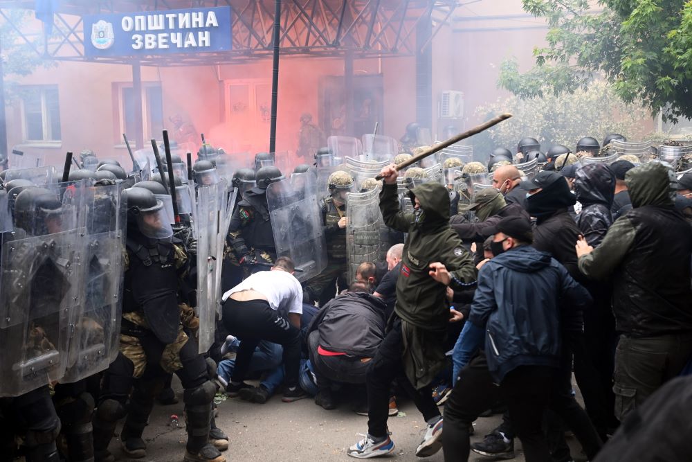 A szerb tüntetők összecsaptak a KFOR-ral, ilyen mértékű erőszakos cselekményre a 2000-es évek óta nem volt példa.