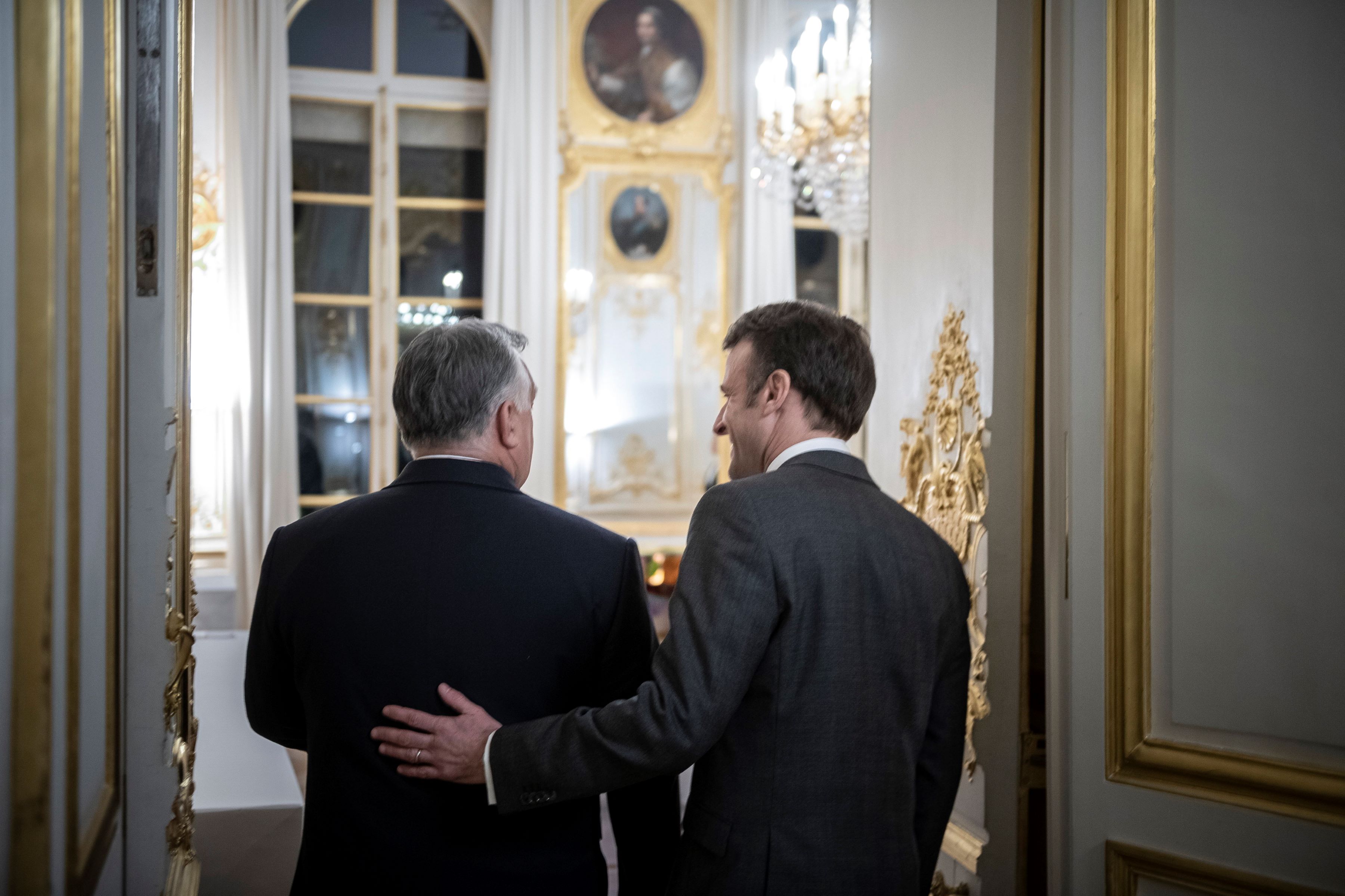A Miniszterelnöki Sajtóiroda által közreadott képen Emmanuel Macron francia köztársasági elnök fogadja Orbán Viktor miniszterelnököt az Elysée-palotában 2023. március 13-án.