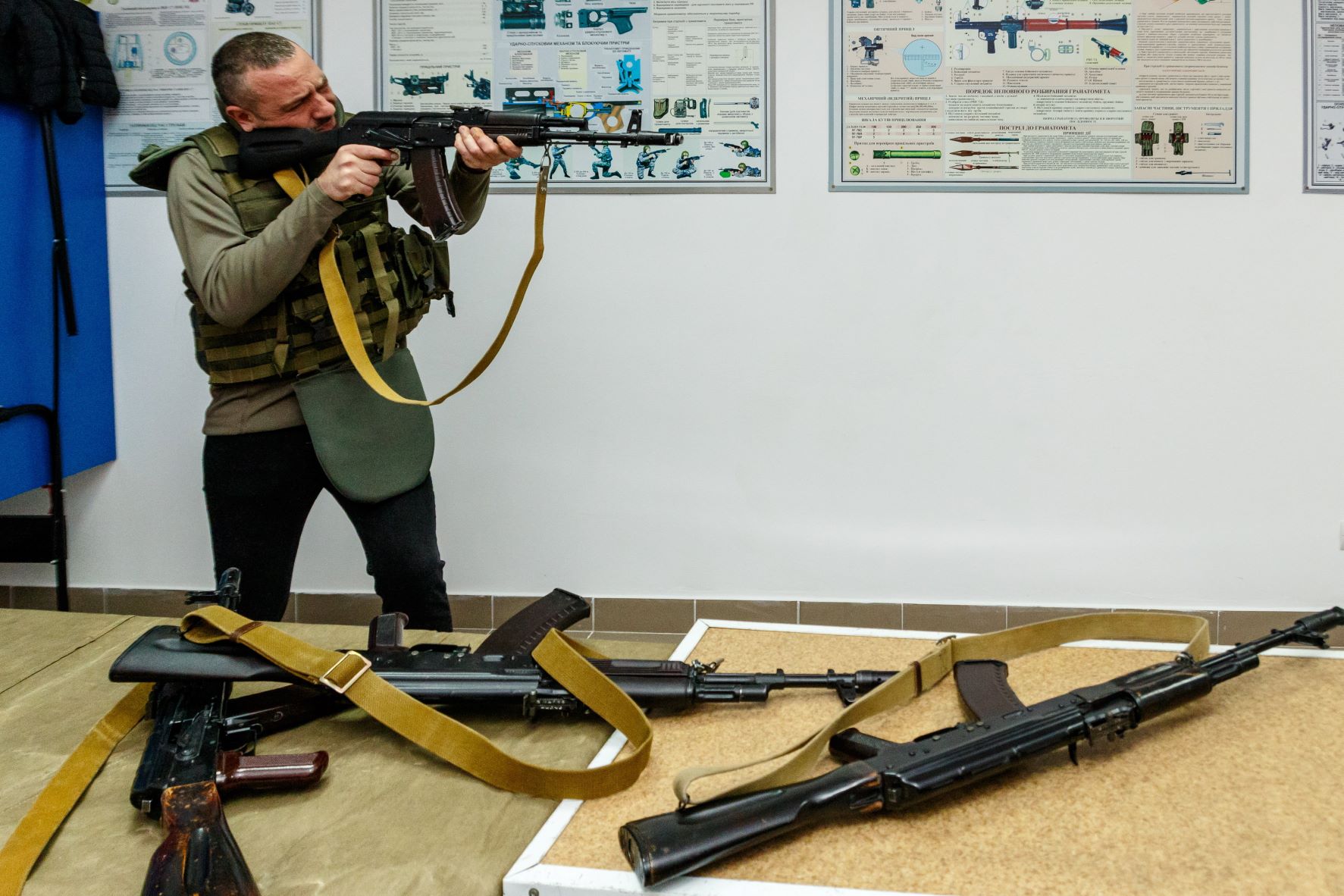 Fegyverhasználati alapismereteket tanul a civil lakosság Ungváron, MTI