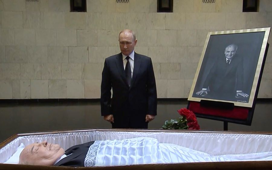 Vlagyimir Putyin orosz elnök lerója kegyeletét Mihail Gorbacsov egykori szovjet államfő nyitott koporsójánál a moszkvai Központi Klinikai Kórházban 2022. szeptember 1-jén.  MTI/AP/Russian pool