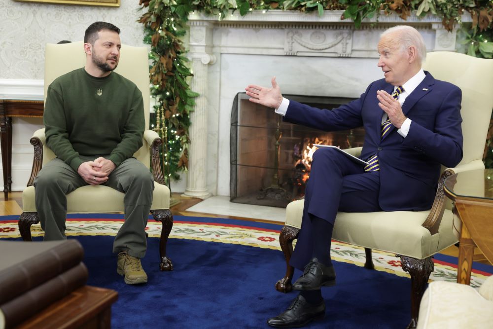 Joe Biden amerikai elnök (j) és Volodimir Zelenszkij ukrán elnök a washingtoni Fehér Ház Ovális irodájában 2022. december 21-én. Az Ukrajna ellen Oroszország által februárban indított háború kezdete óta ez Zelenszkij első külföldi utazása. 
