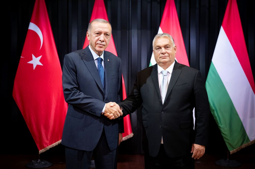A Miniszterelnöki Sajtóiroda által közreadott képen Orbán Viktor kormányfő (j) fogadja Recep Tayyip Erdogan török elnököt a Karmelita kolostorban 2023. augusztus 20-án. 
