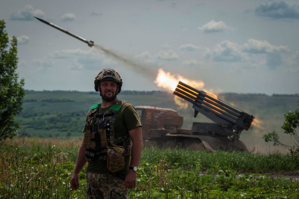 Ukrán katonák BM-21-es Grad rakétavetővel lövik az orosz állásokat a kelet-ukrajnai Bahmut közelében húzódó fronton 2023. június 21-én.