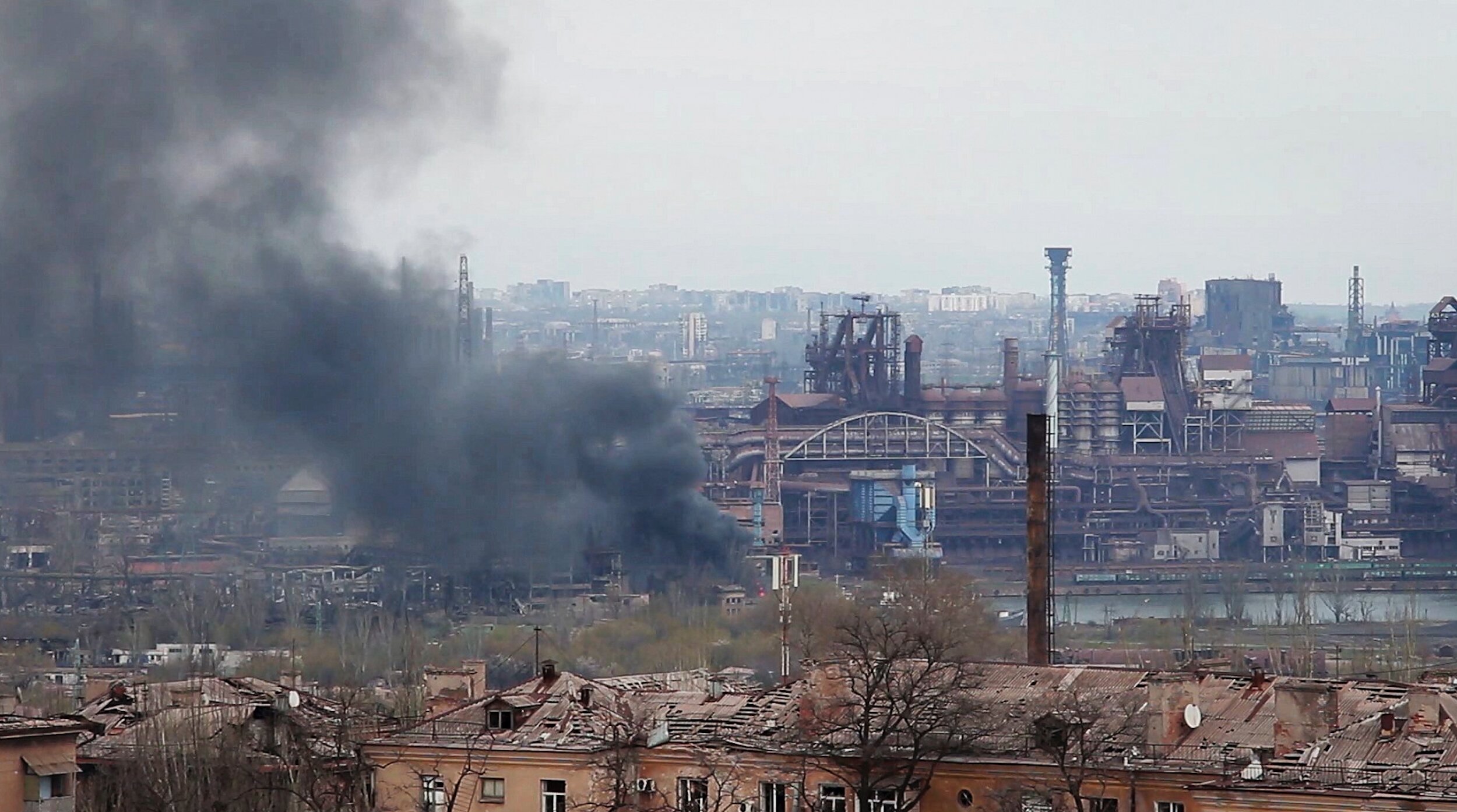 Videófelvételről készített képen fekete füst száll a magasba a mariupoli Azovsztal erőműnél 2022. május 3-án.