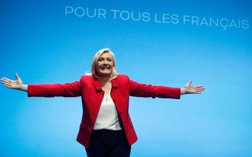 Marine Le Pen köszönti támogatóit az Avignonban tartott kampányrendezvényén 2022. április 14-én